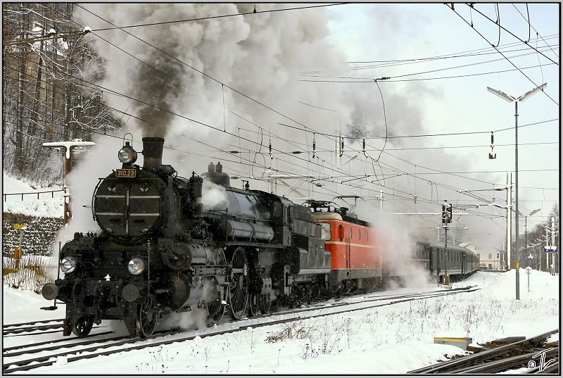 Dampflok 310.23 & E-Lok 1044 040 fahren mit dem Sonderzug 16801 von Wien Sd nach Mrzzuschlag zum Mrzer Christkindlmarkt.
Semmering 8.12.2008