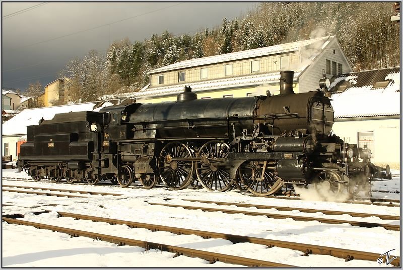 Dampflok 310.23 beim Wassernehmen in Mrzzuschlag.Zuvor bespannte sie den Sdz 16801 von Wien nach Mrzzuschlag zum Mrzer Christkindlmarkt.
8.12.2008