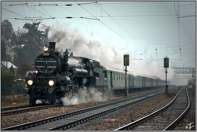 Dampflok 310.23 fhrt mit Sonderzug R 16806 von Wien Westbahnhof nach Linz Hbf.Als Nachschiebe und Heizlok war am Zugschlu die E-Lok 1044 040.
Rekawinkel 13.12.2008 
