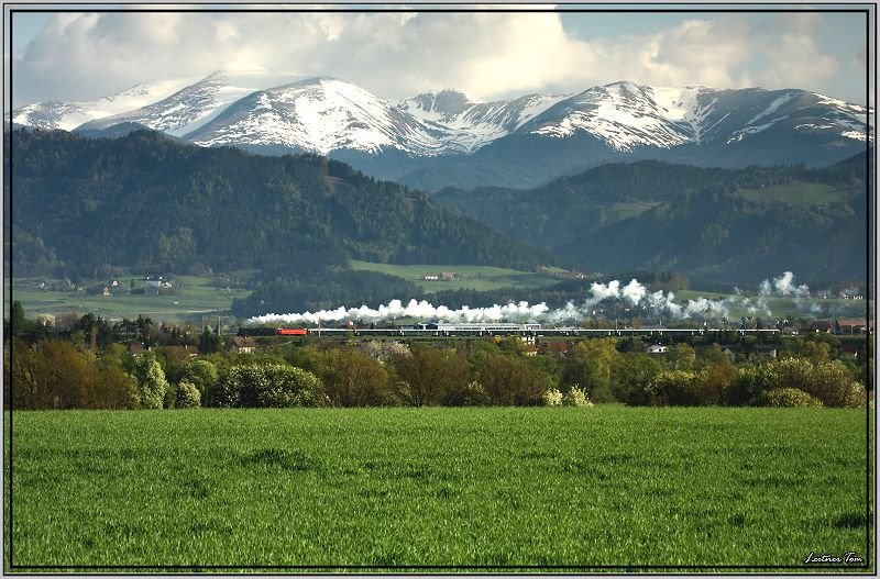 Dampflok 33.132 und E-Lok 1044 040 ziehen den Sonderzug 16291 von Knittelfeld nach Villach.Anlass daf�r waren die Feierlichkeiten zum Jubil�um 140 Jahre Kronprinz Rudolf Bahn.Im Hintergrund ist der Seckauer Zinken zu sehen.
Zeltweg 3.5.2008
