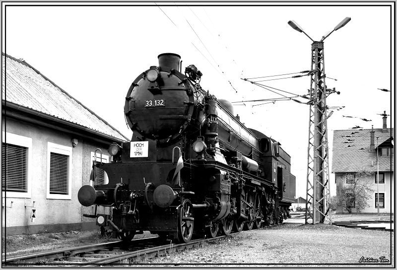 Dampflok 33.132 steht in der Traktion Knittelfeld.Sie kam zuvor mit dem Sdz 16279 von Wien nach Knittelfeld zum heurigen Andampfen.
1.5.2008