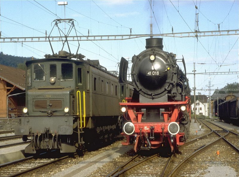 Dampflok 41-018 neben der Schweizer Oldtimer E-Lok Ae 4/7 10944 im Sommer 1994 in St.Margrethen/SG (Archiv P.Walter)