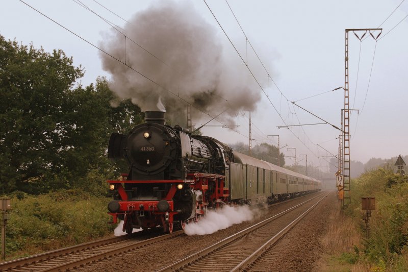 Dampflok 41 360 am 01.09.2007 unterwegs als Sonderzug zur Meyer Werft in Papenburg in Recklinghausen, hier gesehen am Bahnbergang Brster Weg. Gestartet war der Zug mit Diesellok V 200 116 (BR 221) in Kln mit weiteren Halten in Leverkusen, Dsseldorf, Duisburg, Mlheim, Essen, Gelsenkirchen, Wanne-Eickel und Recklinghausen. Ab Oberhausen Hbf. befand sich die Dampflok 41 360 vor dem Zug.