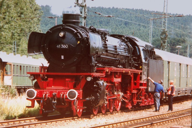 Dampflok 41 360 am 13.07.2003 anllich des Jubilums 150 Jahre Viadukt zu Besuch im Bahnhof Altenbeken.  