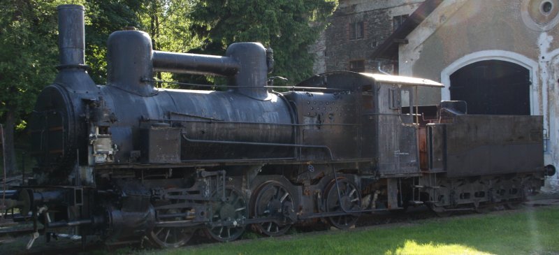 Dampflok 414.407 im Bahnhofs Krimov am 10.06.09. Sie gehrt zu einer Sammlung von mehreren unterschiedlichen Fahrzeugen.