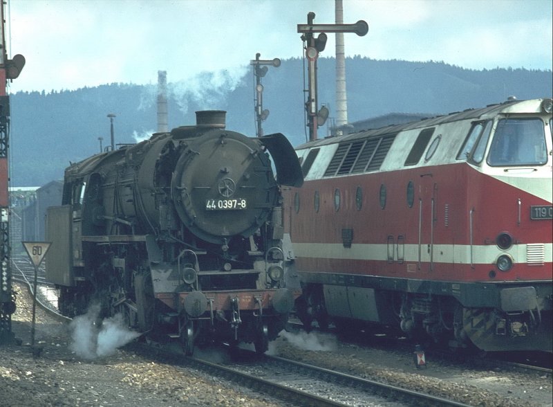Dampflok 44 0397-8 im Jahr 1981 neben einer 119er in Saalfeld (Archiv P.Walter)