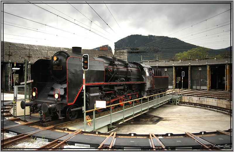 Dampflok 50.1171 wird auf der Drehscheibe in Selzthal gedreht um anschlieend mit dem IGE Sonderzug nach Amstetten zu fahren.
19.04.2008
