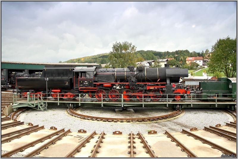 Dampflok 52.3517 der GEG bei der Parade auf der Drehscheibe in Ampflwang.
4.10.2008