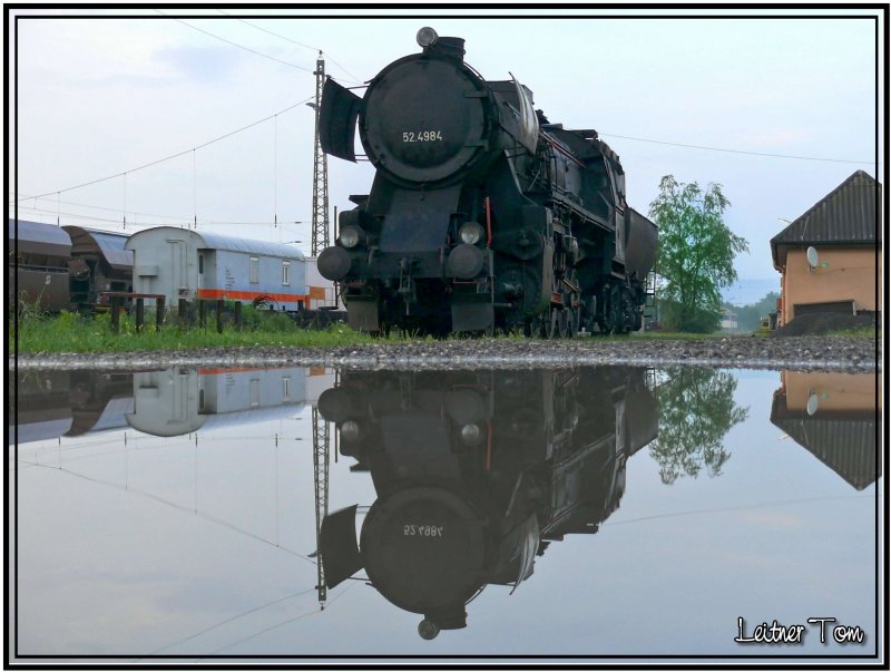 Dampflok 52.4984 Die Eberhard spiegelt sich in einer Pftze.Auf Wunsch von Johannes und Ren nun in Farbe.
Knittelfeld 23.05.2007
