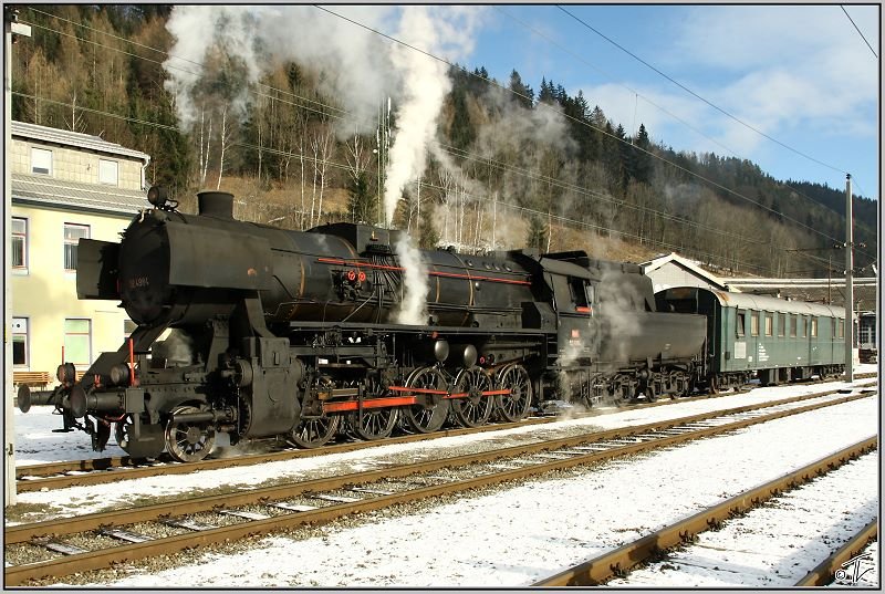 Dampflok 52.4984  Eberhard  beim Wassernehmen in Mrzzuschlag.
4.1.2009
