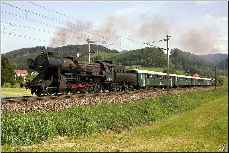 Dampflok 52.4984  Eberhard  und E-Lok 1670.025 fahren mit Sdz 16238 von Knittelfeld nach Wien Sd.
St.Margarethen 21.05.2009
