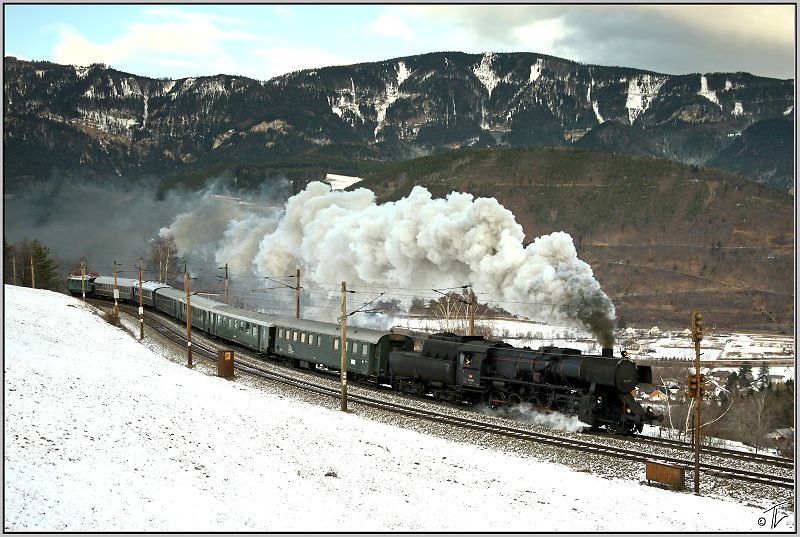 Dampflok 52.4984  Eberhard  fhrt mit Sdz 16097 von Wien Sd nach Mrzzuschlag.Am Zugschluss schiebt die E-Lok 1670.025.
Eichberg Apfelwiese 4.1.2009