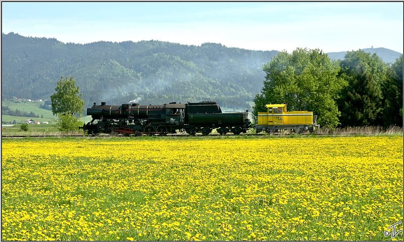 Dampflok 52.4984 fhrt als SProb 97821 bei der Lastprobefahrt von Knittelfeld nach Pls.Bei dieser Fahrt wurde auch die Werkslok JW DH 400 der Zellstoff Pls AG berstellt.
Zeltweg 08.05.2009
