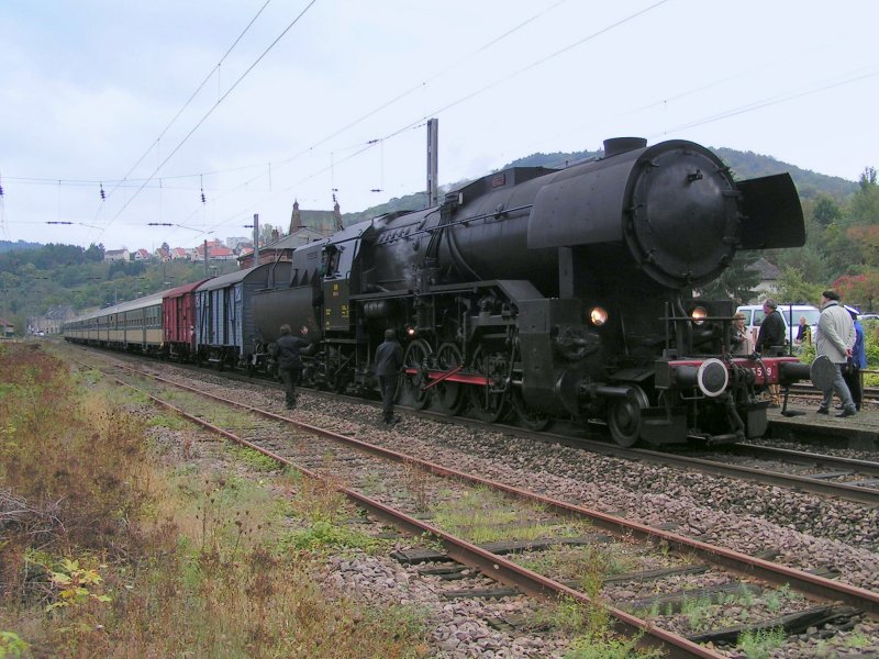 Dampflok 5519 steht mit ihrem Sonderzug  Musel Nostalgie Express  zur Rckfahrt nach Luxemburg in Sierck-les-Bains (F) am 17.10.04 bereit.