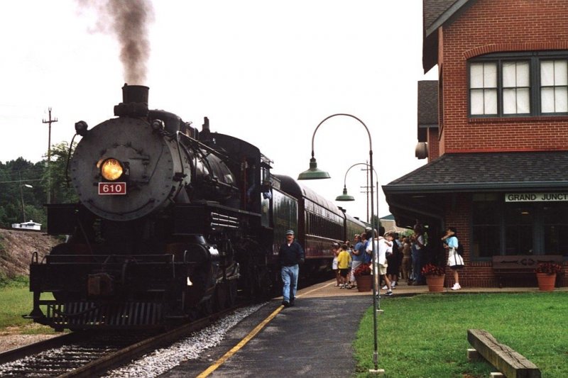 Dampflok 610 der Tennessee Valley Railroad mit Dampfzug 101 East Chattanooga-Grand Junction auf Bahnhof Grand Junction (State of Tennessee) am 30-08-2003. Bild und scan: Date Jan de Vries.