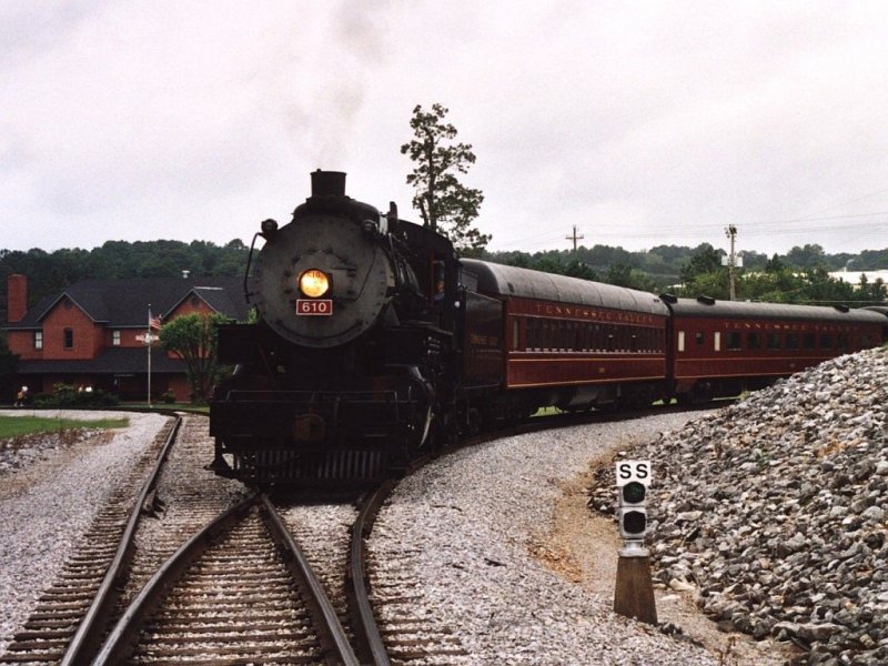 Dampflok 610 der Tennessee Valley Railroad mit Dampfzug 101 East Chattanooga-Grand Junction auf Bahnhof Grand Junction (State of Tennessee) am 30-08-2003. Bild und scan: Date Jan de Vries.