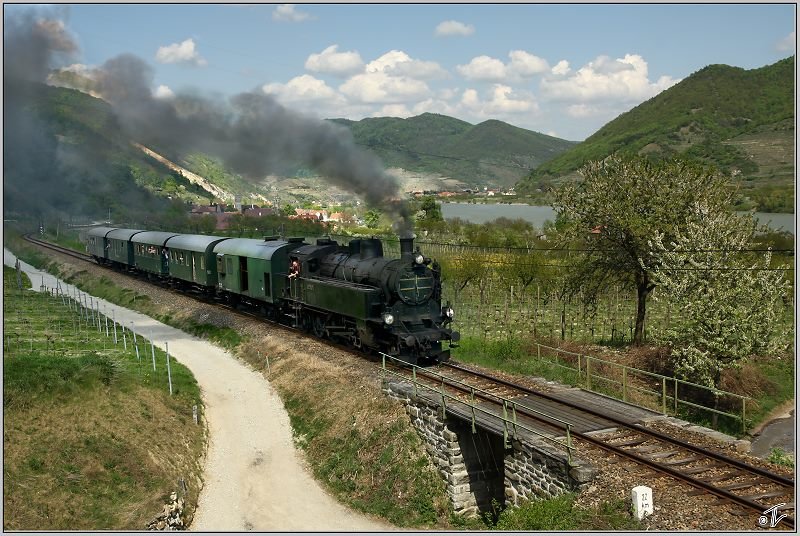 Dampflok 629.01 fhrt mit SDZ 16258 von Wien Sd Ostseite nach Aggsbach-Markt in der Wachau.
Willendorf 19.04.2009