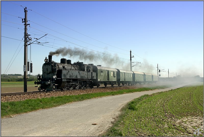 Dampflok 629.01 fhrt mit SDZ 16258 von Wien Sd Ostseite nach Aggsbach-Markt in der Wachau. 
Fels-Wagram 19.04.2009