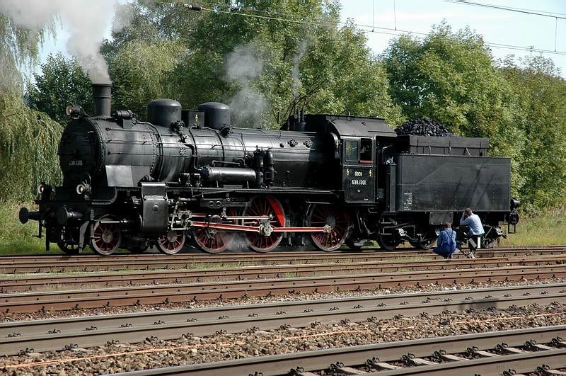 Dampflok 638.1301 der sterreichischen Gesellschaft fr Eisenbahngeschichte (GEG) beim Umsetzen im Bahnhof Timelkam (O) am 30.9.2006