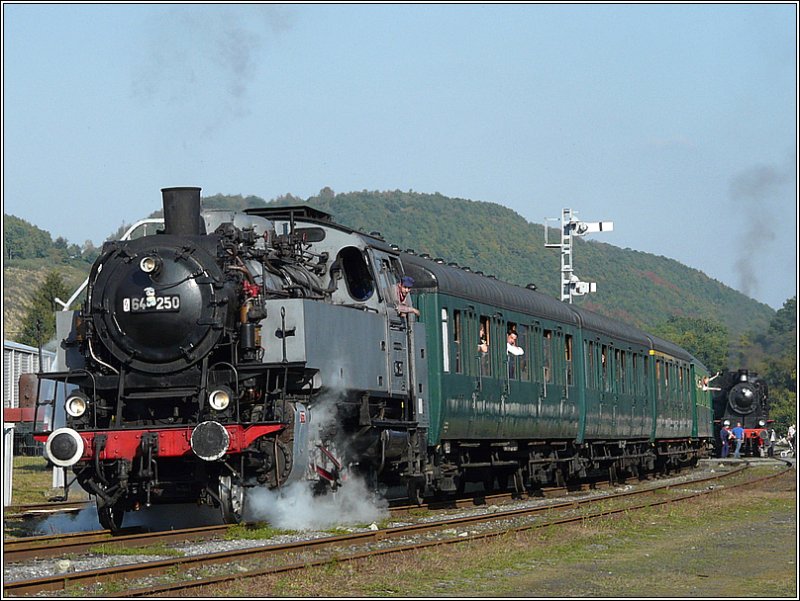 Dampflok 64250 verl�sst mit ihrem Museumszug den Bahnhof von Treignes am 28.09.08 in Richtung Mariembourg. (Jeanny)