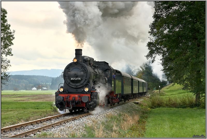Dampflok 657.2770 fhrt mit einem Sonderzug von Timelkam nach Ampflwang. 
4.10.2008