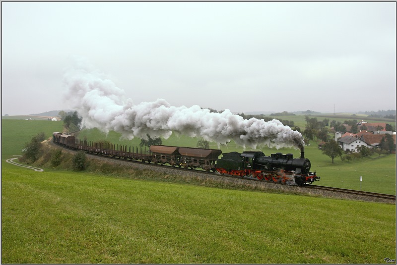 Dampflok 657.2770 fhrt mit GmP 91156 (Fotozug) von Ried im Innkreis nach Attnang-Puchheim.
Eberschwang 21.10.2009