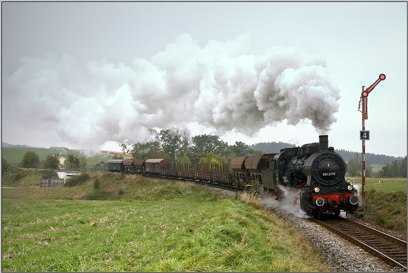 Dampflok 657.2770 fhrt mit GmP 91156 (Fotozug) von Ried im Innkreis nach Attnang-Puchheim. 
Eberschwang 21.10.2009