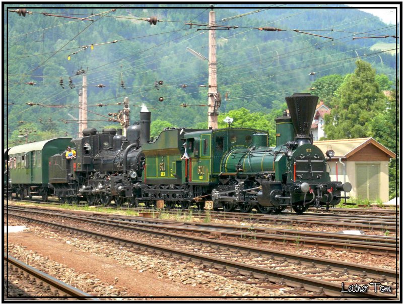 Dampflok 671 und 17c372 fahren in den Bahnhof Mrzzuschlag ein.
Dampflokfest 2007. 10.06.2007
