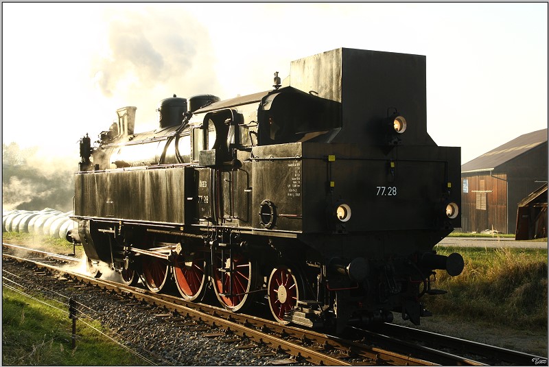Dampflok 77.28 beim St�rzen im Bahnhof Hausruck.
21.10.2009