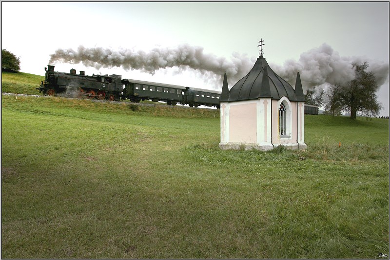 Dampflok 77.28 mit dem Fotozug 91159 von Attnang-Puchheim nach Hausruck 
Moos 21.10.2009