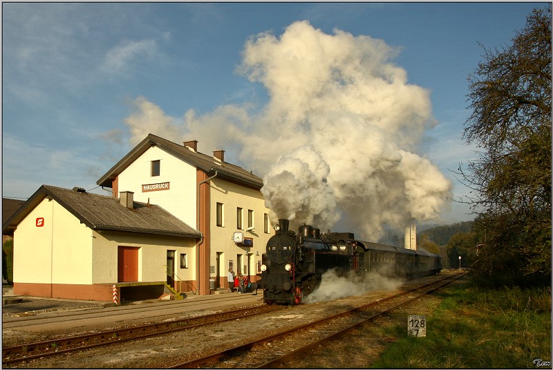 Dampflok 77.28 mit dem Fotozug 91159 von Attnang-Puchheim nach Hausruck. Hausruck 21.10.2009