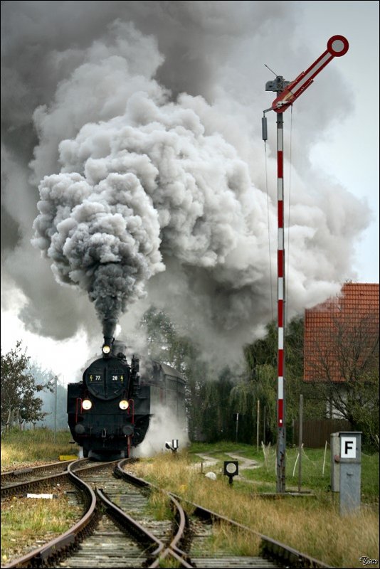 Dampflok 77.28 mit dem Fotozug 91159 von Attnang-Puchheim nach Hausruck.
Holzleithen 21.10.2009