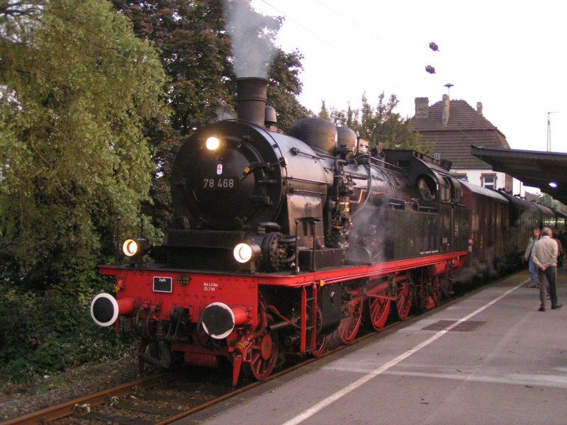 Dampflok 78 468 (Baujahr 1923) am 02.10.2004 in Schwerte mit einem historischen Personenwagenzug, bestehend aus Donnerbchsen des Typs ESN im Rahmen einer Tour de Ruhr. Die Lichtverhltnisse waren zu diesem Zeitpunkt (20.15 Uhr) schon nicht mehr optimal, dennoch wird hier die Stimmung meines Erachtens passend herbergebracht.