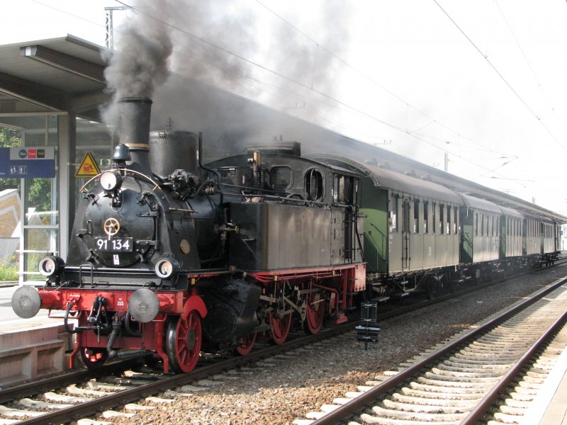 Dampflok 91134 steht mit ihrem Bugasonderzug in Schwerin HBF zur Abfahrt nach Ludwigslust bereit.