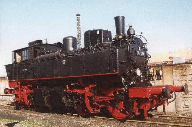 Dampflok 98 001 steht zum Saisonauftakt am 16.4.2000 im Schsischen Eisenbahnmuseum Chemnitz-Hilbersdorf.