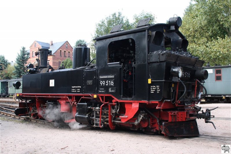 Dampflok 99 516 der Museusbahn Schnheide bei einer Betriebspause vor dem Lokschuppen in Schnheide am 12. September 2009.