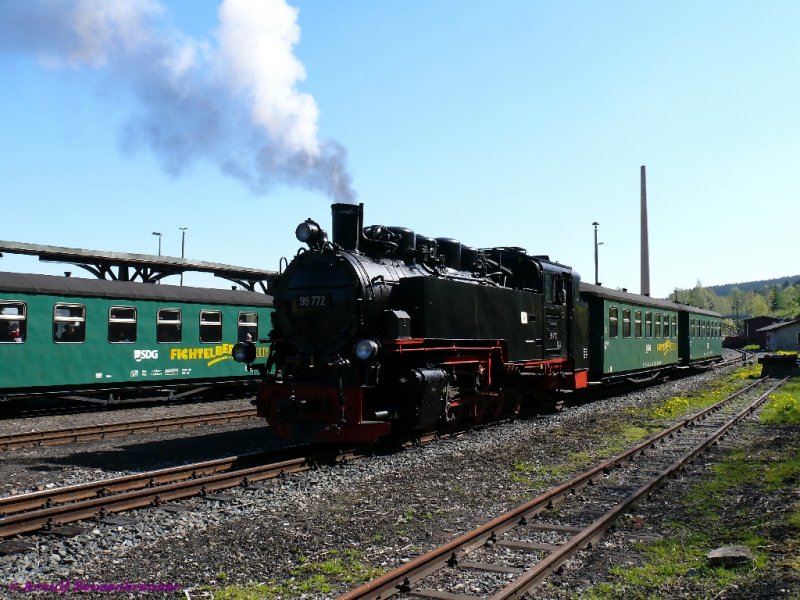 Dampflok 99-772 der SDG-Fichtelbergbahn  mit 2 Zusatzwagen im  Bahnhof Cranzahl.
11.05.2008 Cranzahl
