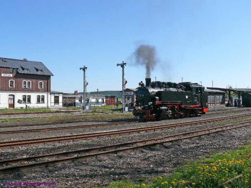 Dampflok 99-772 der SDG-Fichtelbergbahn im Schmalspurbereich des Bahnhofs Cranzahl.
11.05.2008 Cranzahl
