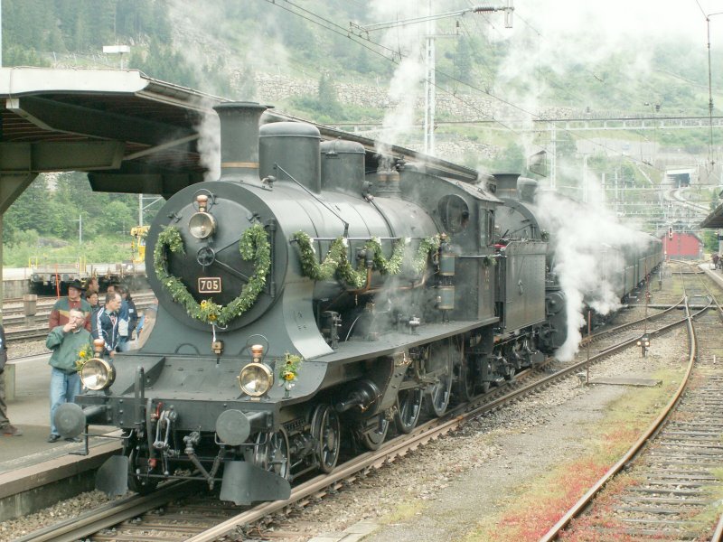 Dampflok A 3/5 705 und C 5/6 2978 mit ihrem Extrazug beim  Suppenhalt  in Gschenen.02.06.07