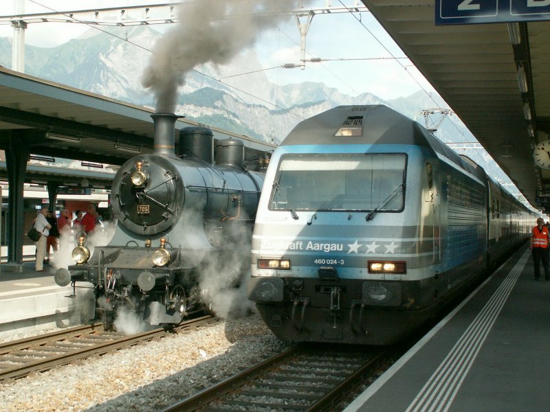 Dampflok A 3/5 Nr.705 und E-Lok 460 024-3  In trauter Zweisamkeit 
am 05.07.08 im Bhf.Sargans/SG