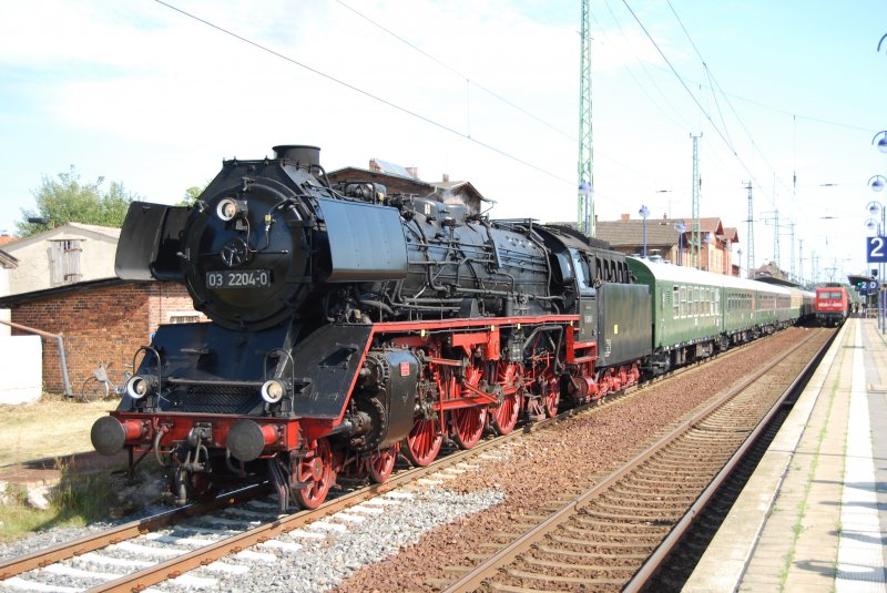 Dampflok der Baureihe 03 (03 2204-0) mit Sonderzug nach Potsdam am 15.08.09 in Lbbenau (Spreewald). Leider ist der Verlauf der Oberleitung im hinteren Bildteil nich mehr durch die hohe Sonneneinstrahlung zu erkennen!!