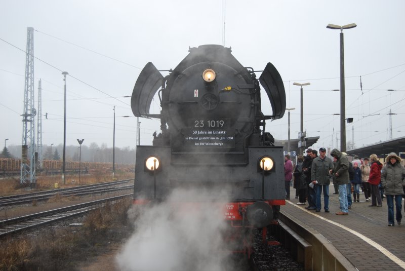 Dampflok der Baureihe 23 (23 1019) des Lausitzerdampflokclubs in Hoyerswerda. Mann achte auf die Tafel!!