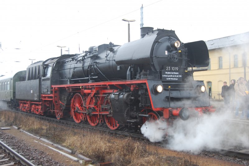 Dampflok der Baureihe 23(23 1019)des Lausitzerdampflokclubs mit ihrem Sonderzug in Hoyerswerda. Die fahrt ging weiter ins Kraftwerk Schwarze Pumpe.