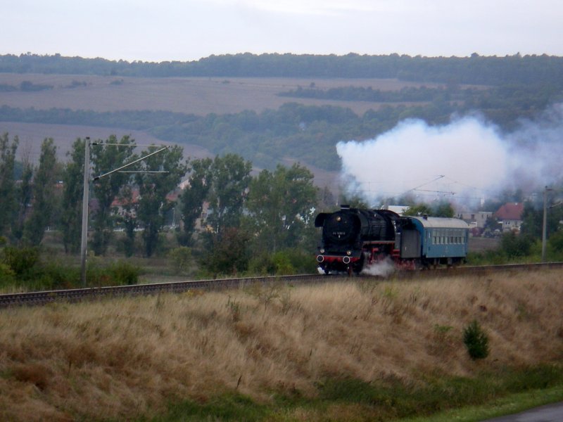 Dampflok der Baureihe 44 auf dem Weg nach Meiningen. Hier ist die Lok samt Begleiterwagen zwischen Heldrungen und Etzleben auf der KBS 595 unterwegs. 05.09.2008