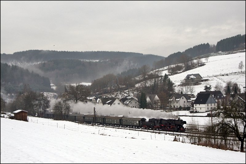 Dampflok der Baureihe 52 durchfhrt mit dem Nikolauszug Benolpe in Richtung Lennestadt. (06.12.2008)