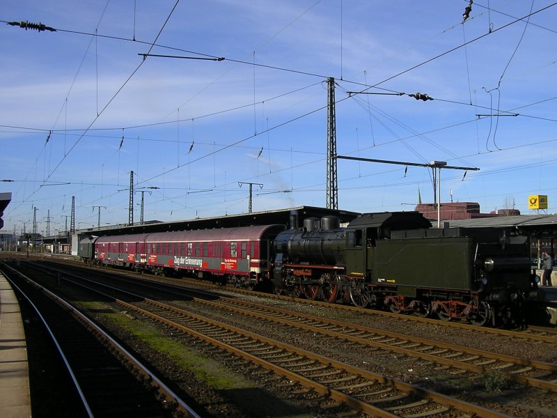 Dampflok BR 2455 mit 3 Wagen als  Zug der Erinnerung  hat heute
Dortmund Hbf. erreicht.(10.02.2008) 