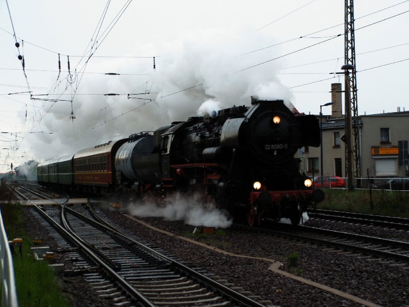 Dampflok BR 52 8080-5 durchfhrt mit einem Sonderzug aus Berlin kommend, den Bahnhof Priestewitz in Richtung Dresden, am 29.04.2006