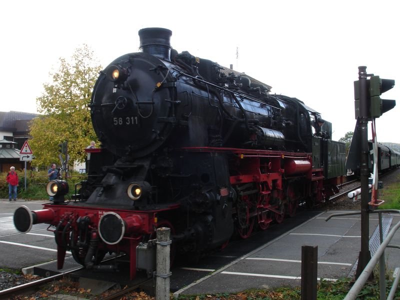 Dampflok BR 58 311 bei den Dampflokfahrten auf der SWEG Strecke Meckesheim-Hüffenhardt am Samstag den 21.10.2006 in Waibstadt beim umsetzen um zurück in Richtung Hüffenhardt zu fahren.