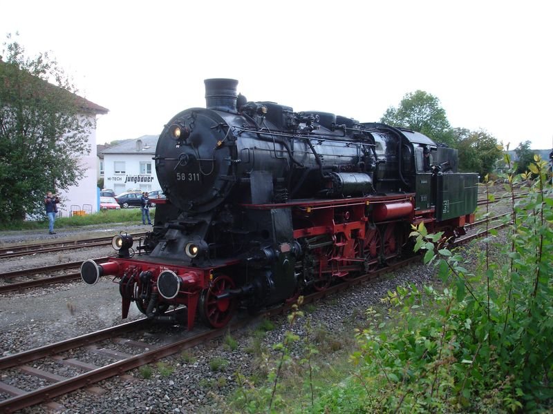 Dampflok BR 58 311 bei den Dampflokfahrten auf der SWEG Strecke Meckesheim-Hüffenhardt am Samstag den 21.10.2006 in Waibstadt beim umsetzen um zurück in Richtung Hüffenhardt zu fahren.
