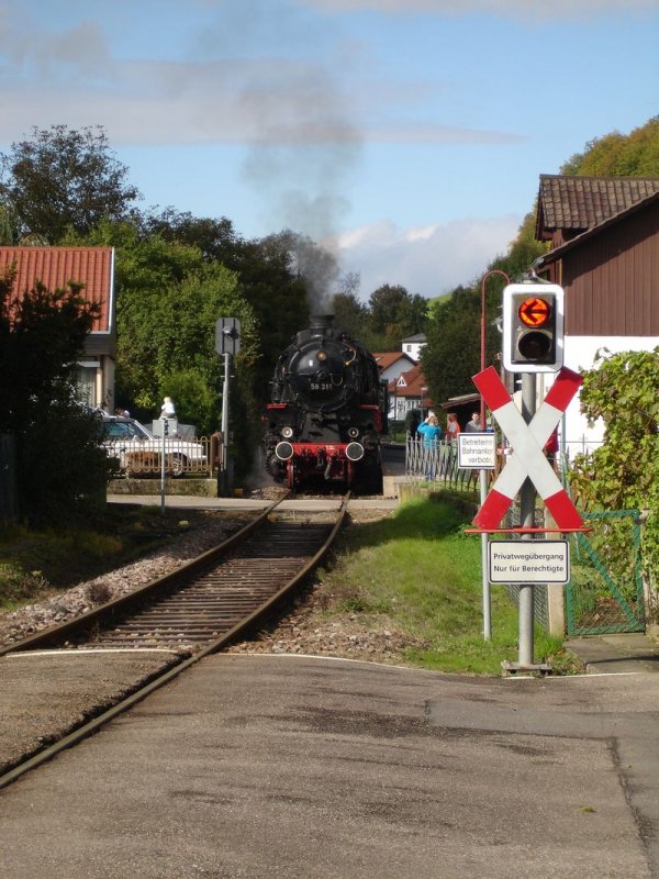 Dampflok BR 58 311 bei den Dampflokfahrten auf der SWEG Strecke
Meckesheim-Hüffenhardt am Samstag den 21.10.2006 abfahrend in
Untergimpern in Richtung Obergimpern